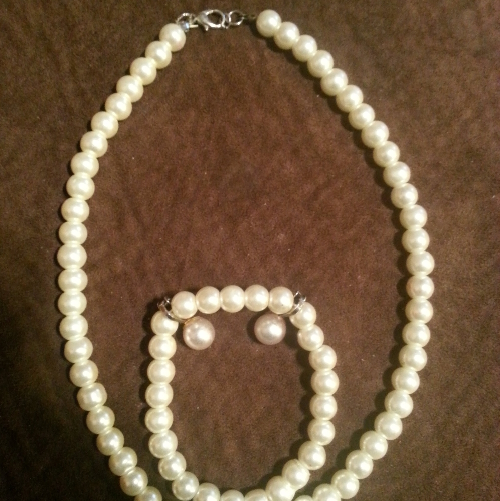 Pearl necklace bracelet and earrings